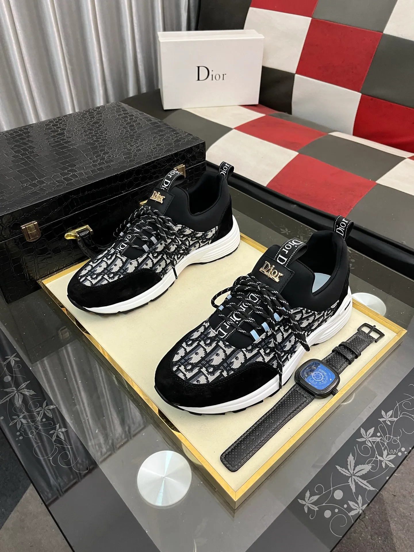 Men's Men's Shoes💰440⌚️⌚️ Dior's casual and sporty style combines the elements of dad's bag-soled shoes. It has successfully broken through the dad shoe style that has been on the streets in recent years and has become a beautiful landscape in luxury goods. The fabric is high mercerized with breathable mesh. The mesh on both sides of the shoe is made of three layers of composite technology. The bottom process uses package molding fabrics: imported high mercerized 🐂 cowhide stitching with original customized D-shaped mesh code number: 38-444️⃣ Colors available